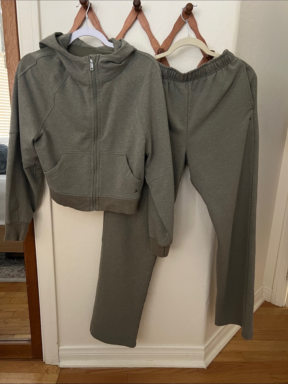 Women's Straight Leg Sweatpants - Olive Green